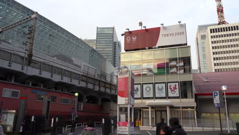 El-Recientemente-Renovado-Edificio-De-Publicidad-De-Los-Juegos-Olímpicos-De-Tokio-En-Ginza,-Tokio,-Japón---Toma-Constante