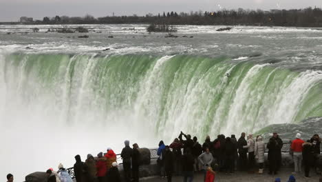 Turistas-Mirando-Las-Famosas-Cataratas-Del-Niágara-En-Invierno