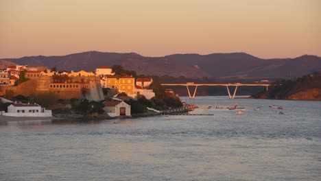 Blick-Auf-Vila-Nova-De-Milfontes-Mit-Fluss-Mira-Bei-Sonnenuntergang,-In-Portugal