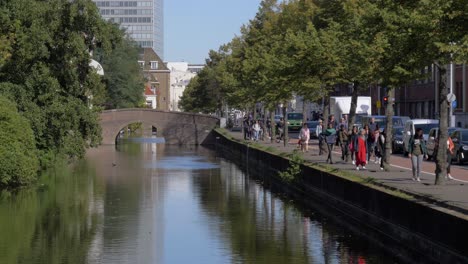Menschen,-Die-Neben-Einem-Kanal-In-Den-Haag,-Niederlande,-Spazieren-Gehen