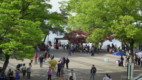 Una-Multitud-De-Turistas-Da-Un-Paseo-En-La-Zona-De-La-Torre-N-De-La-Montaña-Namsan-Seúl,-Vista-Superior