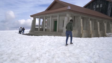 Mujer-Viajera-En-La-Nieve-En-La-Torre-Serra-Da-Estrela,-Portugal