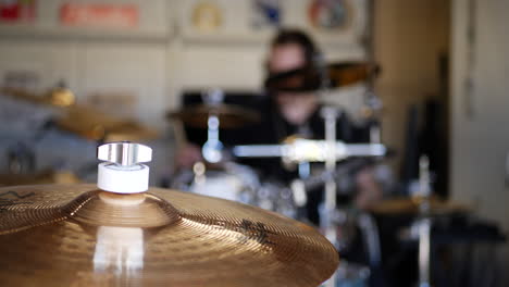 Un-Músico-De-Rock-And-Roll-Tocando-Su-Batería-En-Un-Garaje-Golpeando-Platillos-Zildjian