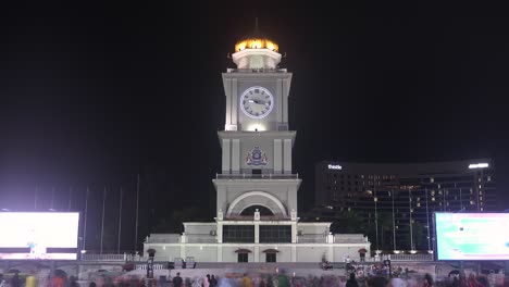 Menschenmenge-Bei-Nachtveranstaltung-In-Der-Johor-Bahru-Field-City-Hall