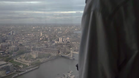 Erwachsener-Männlicher-Tourist,-Der-In-Richtung-Fenster-Mit-Blick-Auf-Die-Skyline-Von-London-Am-Shard-Geht