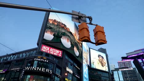 Digitale-Werbung-Am-Yonge---Dundas-Square-In-Toronto