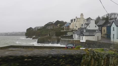 Olas-Altas-En-Summercove,-Kinsale,-Irlanda-Durante-La-Tormenta-Dennis-En-2020