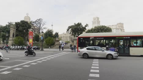 Una-Vista-Del-Tráfico-En-La-Autopista-Cerca-De-La-Plaza-Catalunya-En-El-Piso-De-Barcelona,-España