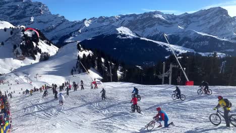 Large-disorganized-bike-race-with-para-glider-over-the-ski-slope