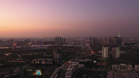 Toma-De-Grúa-Aérea-De-Nuevos-Desarrollos-De-Apartamentos-De-Lujo-A-Lo-Largo-Del-Río-Saigon-En-La-Ciudad-De-Ho-Chi-Minh-Al-Atardecer-Con-Un-Hermoso-Cielo-Coloreado-Y-Detalles-De-Arquitectura