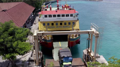 Frachtwagen,-Der-Die-Fahrzeugfähre-Am-Hafen-Roro-Verlässt,-Der-Von-Padang-Bai-Auf-Bali-Kommt,-Luftsockel-Nach-Oben-Geschossen