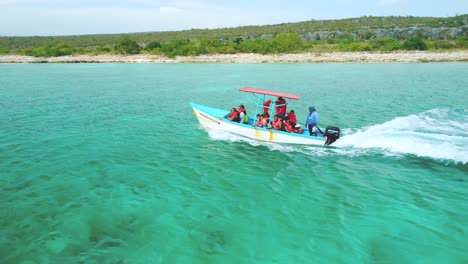 Touristen-Grüßen-Vom-Boot-In-Der-Nähe-Von-Eagles-Bay-In-Der-Dominikanischen-Republik