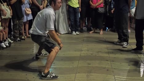 Breakdance-Gruppe-Tanzt-Nachts-Auf-überfüllten-Straßen