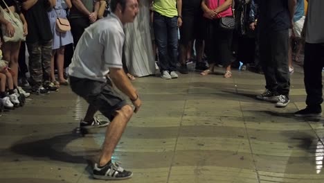 Grupo-De-Breakdance-Bailando-En-Una-Calle-Concurrida-Por-La-Noche