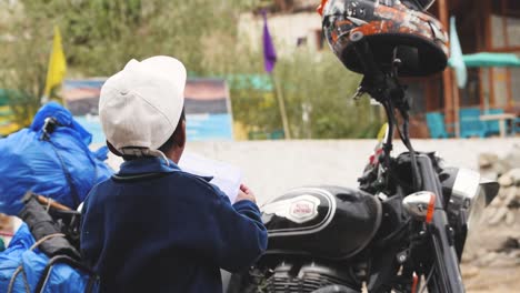 Un-Niño-Jugando-Con-Una-Caja-Tiffen-En-Las-Calles-De-Lamayuru