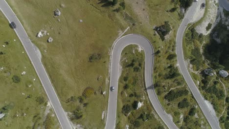 Vista-Aérea-De-La-Carretera-De-Montaña-En-Los-Dolomitas-Italianos-Con-Unos-Pocos-Autos-Conduciendo