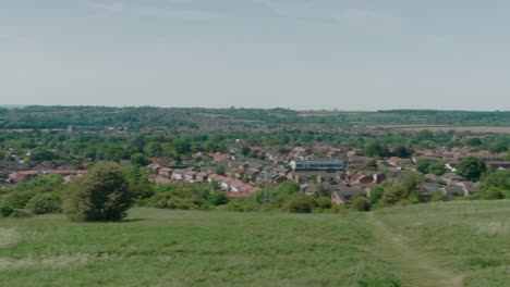 Grantham-Town-Lincolnshire-Uk-Ost-Midlands-Erntefelder-Blick-In-Die-Ferne-Der-Stadt-Sommertag-Wind-Weht-Gras-Und-Bäume-Und-Kulturen-Hoher-Aussichtspunkt-Häuser-In-Sicht-Und-St.-Wulfram&#39;s-Kirche