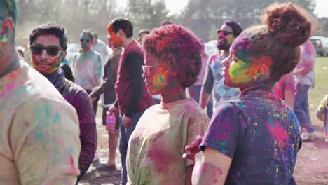 Dos-Mujeres-En-Polvo-De-Colores-Bailando-En-El-Festival-Holi