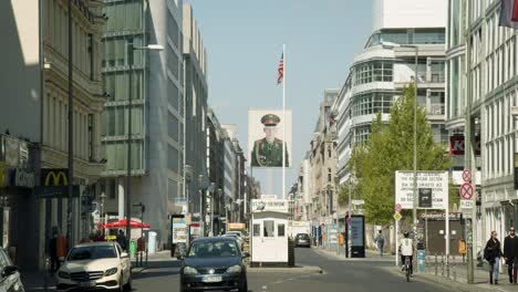 Paisaje-Urbano-Del-Famoso-Lugar-De-Turismo-Checkpoint-Charlie-En-Berlín