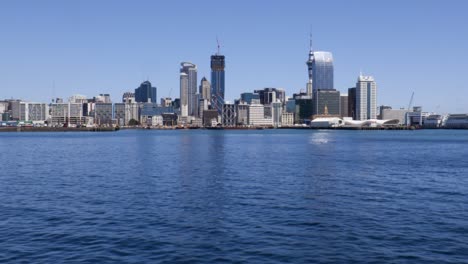 Toma-Panorámica-Del-Horizonte-De-Auckland-Y-La-Bahía-Comercial,-Cielo-Azul-Claro