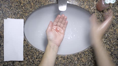 Mann-Wäscht-Hände-Am-Besten-Coronavirus-Spülen-Wasser-Reiben-Seife-Trocken-Handtuch-Covid