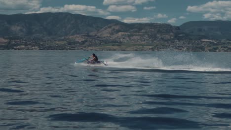 Mann,-Der-Einen-Jetski-In-Einer-Wunderschönen-Seelandschaft-Fährt