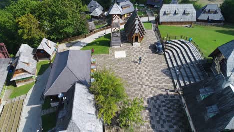 Kapelle-Mit-Einem-Schwarzen-Oldtimer-Auf-Dem-Dorf-Kustendorf,-Das-Speziell-Für-Das-Filmleben-Gebaut-Wurde,-Ist-Ein-Wunder,-Eine-Luftaufnahme-Aus-Der-Luft