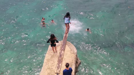 Kinder-Springen-Von-Einem-Brett-Und-Spielen-Zusammen-Im-Meer