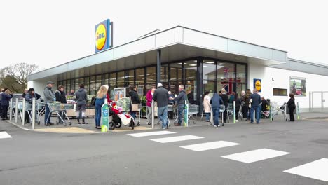 Colas-De-&#39;compradores-De-Pánico-Fuera-Del-Supermercado,-Lidl-Durante-El-Brote-De-Coronavirus-En-Inglaterra,-Reino-Unido