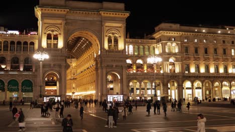 Galleria-Vittorio-Emanuele-Ii-Nächtlicher-Zeitraffer-Mit-Duomo-Piazza-Im-Vordergrund,-Immer-Noch-Weitwinkelaufnahme-Mit-Bewegungsunschärfe