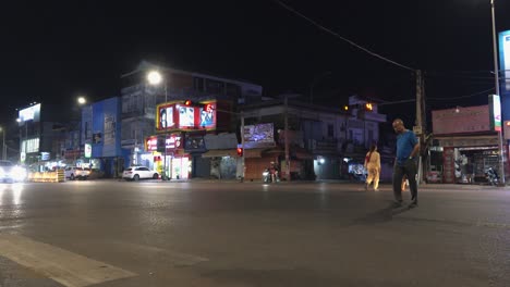 Toma-Amplia-De-Lapso-De-Tiempo-Del-Tráfico-Nocturno-En-El-Cruce-De-La-Ciudad-En-Camboya