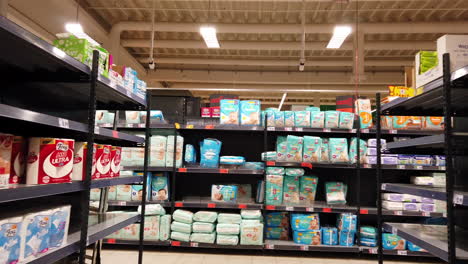 Estanterías-Vacías-De-Papel-Higiénico-En-La-Tienda-De-Kaufland-Durante-Los-Primeros-Días-Del-Brote-De-Coronavirus-En-Polonia