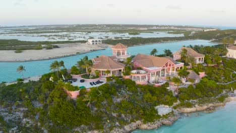 Toma-Aérea-De-Drones-De-Una-Hermosa-Isla-En-Islas-Turcas-Y-Caicos