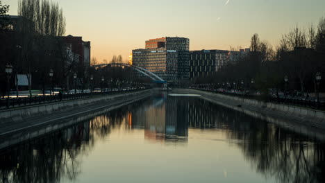 Torres-Orhideea-Con-Lapso-De-Tiempo-De-Reflejos.-Bucarest,-Rumania