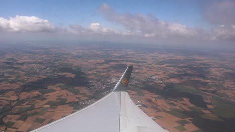 Luftaufnahme-Des-Flugzeugflügels,-Der-Durch-Wolken-Fliegt,-Europa