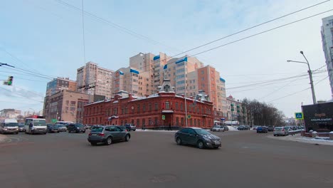 Intersection-with-cars-and-vans-driving-through-in-Ufa,-Russia