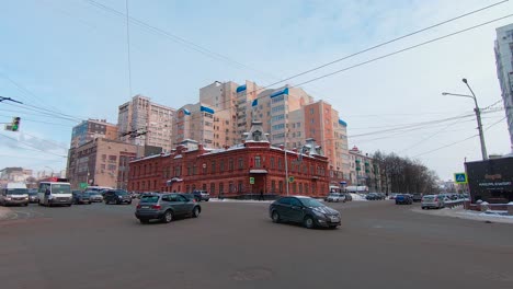 Intersección-Con-Coches-Y-Furgonetas-Circulando-Por-Ufa,-Rusia