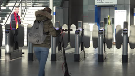 Muy-Pocas-Personas-Entran-Y-La-Estación-De-Metro-De-Stratford,-Casi-Desierta,-En-El-Este-De-Londres,-Se-Encuentra-Durante-La-Hora-Punta-De-La-Mañana,-Normalmente-Concurrida,-Durante-El-Brote-De-Coronavirus