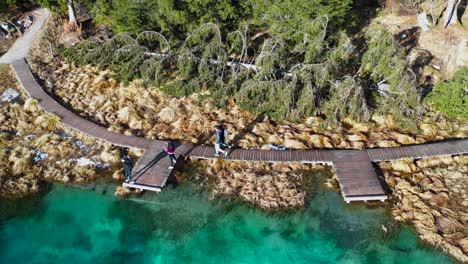 Touristen-Schlendern-Am-Ufer-Des-Zelenci-sees-In-Slowenien