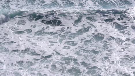 Raue-Meereswellen,-Die-An-Der-Küste-Plätschern