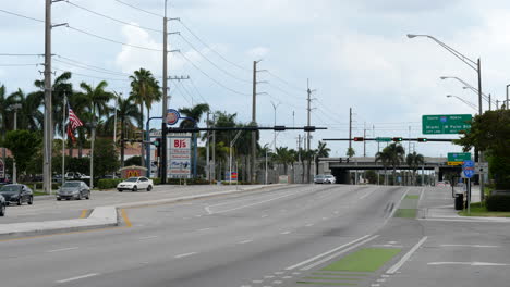 Autos-Und-Verkehr-Auf-Der-Amerikanischen-Straße-Und-Kreuzung