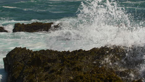 Sea-Waves-crashing-on-ocean-rocks-tidal-pool