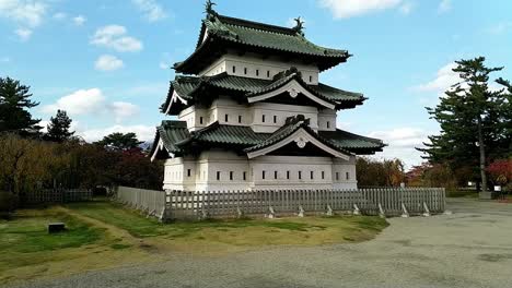 Dolly-De-Gran-Angular-Fuera-Del-Castillo-De-Hirosaki,-Aomori,-Japón