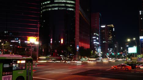 Gangnam-Station-Kreuzungszeitraffer,-Leichte-Pfade-Und-Nächtlicher-Verkehr-Auf-Der-Hauptstraße-Von-Seoul,-Bewegung-Herauszoomen