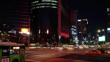 Lapso-De-Tiempo-De-La-Encrucijada-De-La-Estación-De-Gangnam,-Senderos-De-Luz-Y-Tráfico-Nocturno-De-La-Calle-Principal-De-Seúl,-Alejar-El-Movimiento