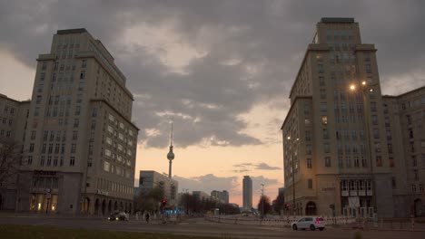 Toma-Romántica-De-Establecimiento-De-Berlín-Durante-La-Puesta-De-Sol-Con-Torre-De-Televisión