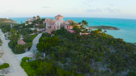 Vista-Aérea-De-La-Hermosa-Villa-En-Las-Islas-Turcas-Y-Caicos