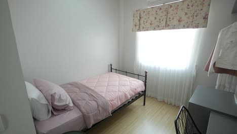Süße-Und-Einfache-Einzelbett-Schlafzimmerdekoration-Mit-Natürlichem-Licht