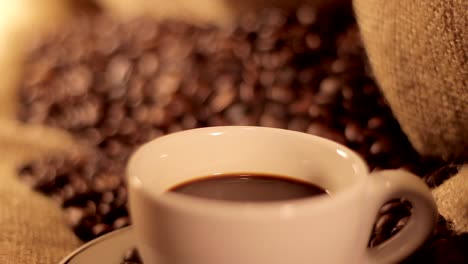 Heiße,-Dampfende-Tasse-Kaffee-Und-Ein-Land-Der-Kaffeebohnen