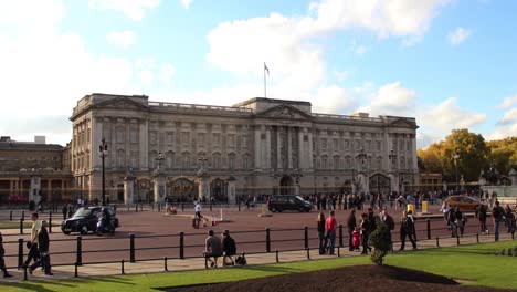 Toma-Amplia-De-Lapso-De-Tiempo-Del-Palacio-De-Buckingham-En-Londres-En-Un-Día-Soleado-Con-Cielos-Azules